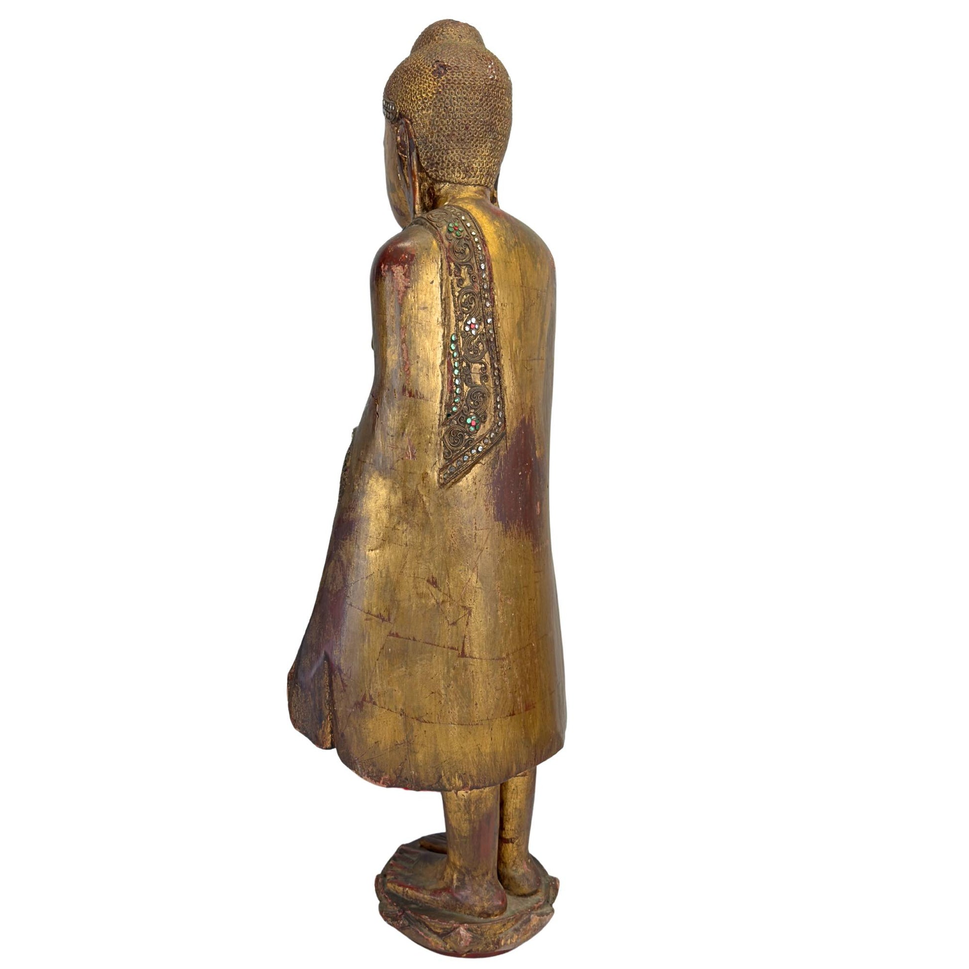 Dreiviertel-Rückansicht der linken Seite, die die monolithische Holzkonstruktion der antiken burmesischen Statue zeigt.