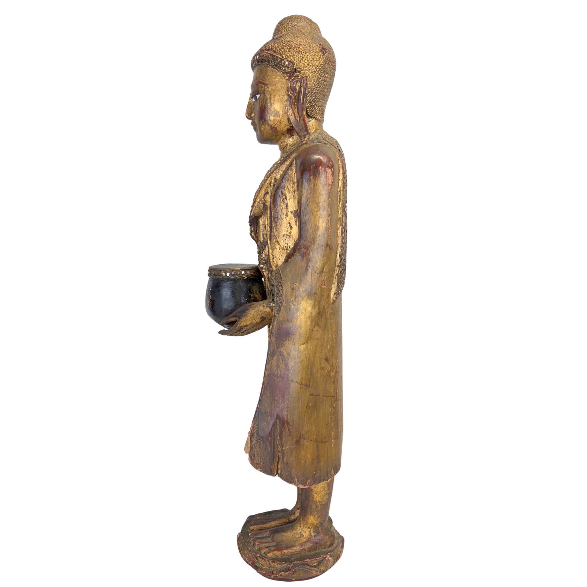 Ansicht der linken Seite der Buddha-Statue aus dem 19. Jahrhundert mit Fokus auf die Ikonographie und die Bettelschale.