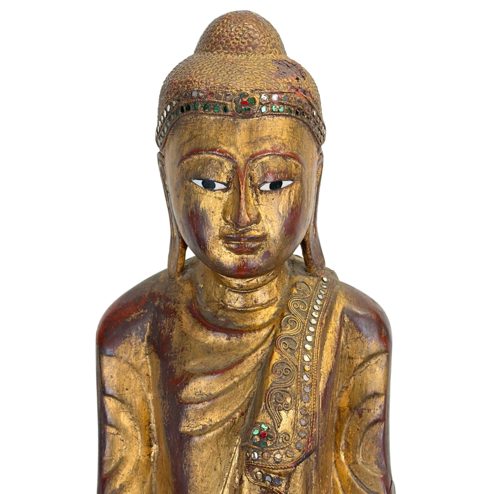 Vorderansicht des heiteren Gesichts des Buddha aus dem 19. Jahrhundert mit dem charakteristischen Ausdruck und den dekorativen Details im Mandalay-Stil.