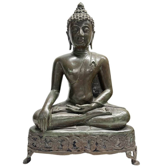 Vorderansicht des monumentalen antiken Bronze-Shakyamuni-Buddha in Bhumisparsha-Mudra auf einem seltenen durchbrochenen Altarthron mit tief olivgrüner Patina.