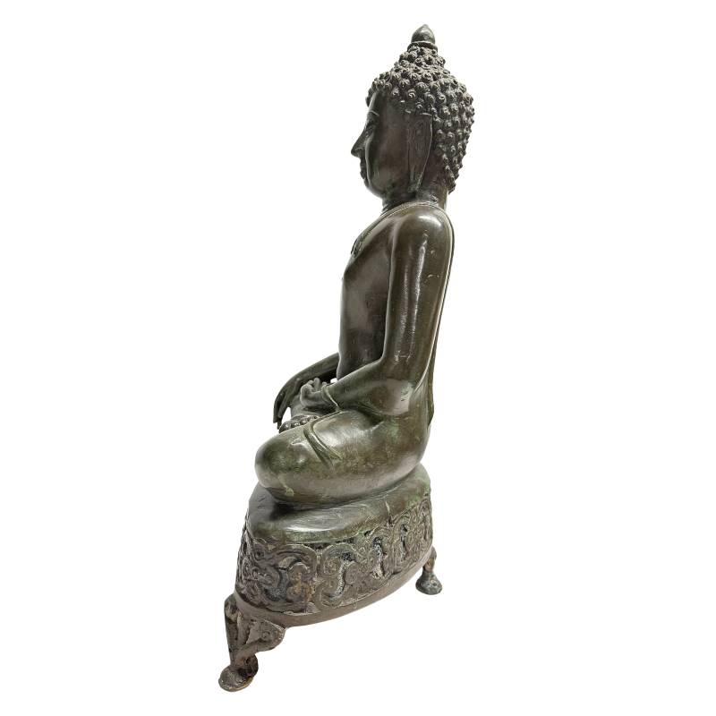 Die vollständige Ansicht von rechts des antiken Bronze-Shakyamuni-Buddha zeigt die tief olivgrüne Patina und die stabile dreibeinige Konstruktion des Altarthrons.