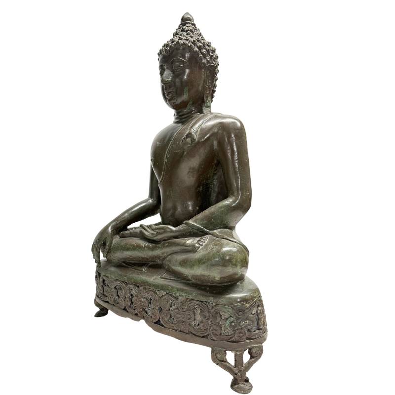 Schräge Frontalansicht der linken Seite der schweren Bronzealtarstatue, wobei der Fokus auf den monumentalen Proportionen von Lan Na Chiang Saen liegt.