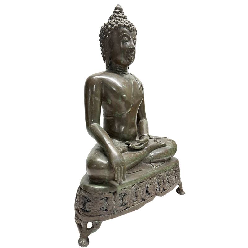 Schräge Vorderansicht der rechten Seite der 13,3 kg schweren Buddha-Statue aus Bronze, die das Profil des durchbrochenen Sockels mit floralen Ranken zeigt.