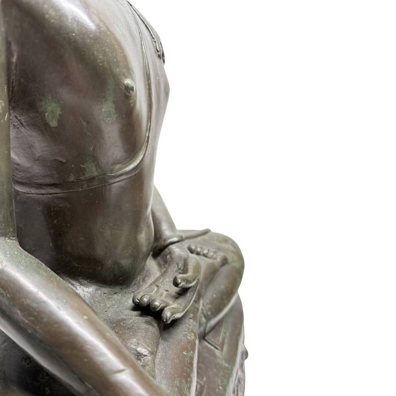 Nahaufnahme der rechten Seite des Bronzegusses, auf der die Hand in der Erdzeugenposition über dem Knie ruht, sowie der dicken Wandkonstruktion.