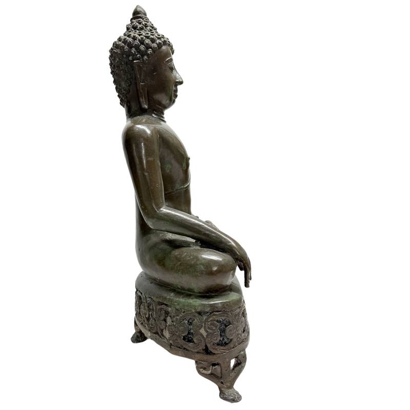 Rechtsansicht des antiken asiatischen Kunstobjekts, die die Tiefe des Throns und die gelassene Sitzhaltung des Shakyamuni Buddha veranschaulicht.