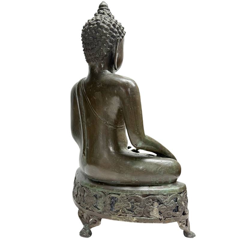 Schräge Rückansicht der rechten Seite der monumentalen Buddha-Skulptur, die die historisch oxidierte Bronzehaut zeigt.