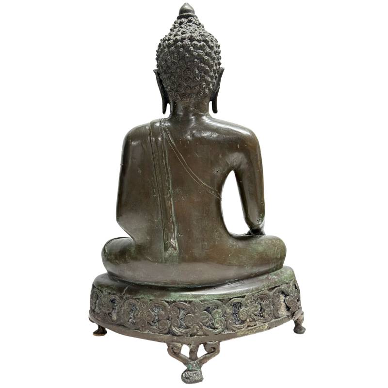 Die vollständige Rückansicht des antiken bronzenen Tempelbuddhas mit dem wallenden Rücken des Mönchsgewandes und der massiven Struktur.