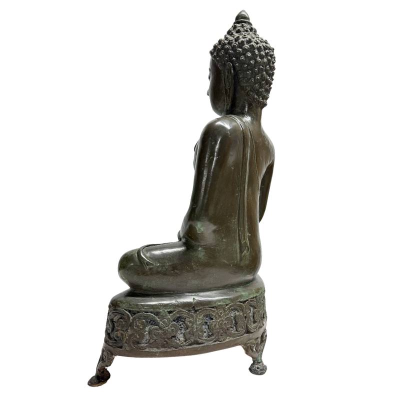 Linksansicht des Buddha im Lan Na Chiang Saen-Stil mit dem charakteristischen erhabenen Ushnisha und der ausgeprägten Anatomie.