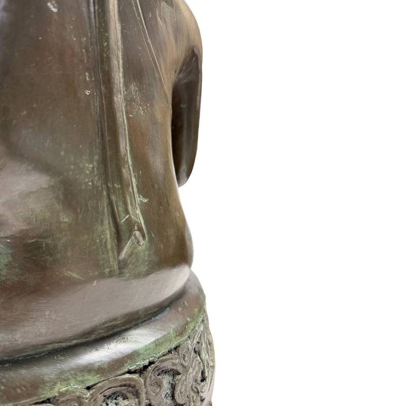 Nahaufnahme der linken Flanke des Torsos und des Übergangs zum Thronsockel mit natürlicher goldbrauner Abnutzung an den Rändern.
