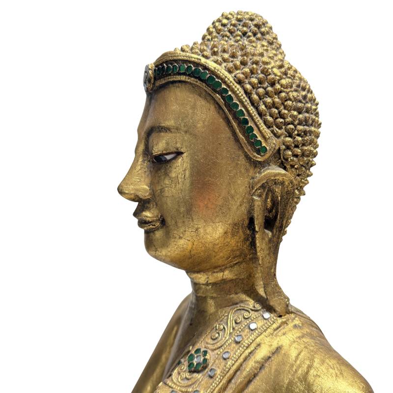 Nahaufnahme des linken Gesichtsprofils mit den verlängerten Ohrläppchen, der charakteristischen Haarstruktur und der zweifarbigen Hmankazi-Glaseinlage auf dem Stirnband.