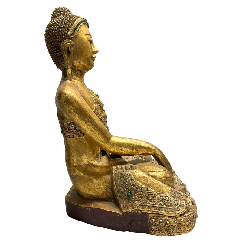 Rechtsansicht des burmesischen Tempel-Buddha aus Tropenholz aus dem 19. Jahrhundert, die die tiefe Goldlackpatina und die Falten der Kleidung zeigt.