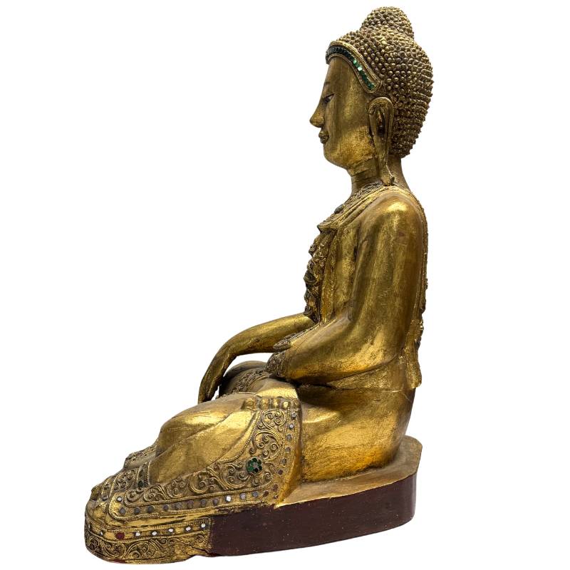 Ansicht von links des authentischen Buddha aus der Konbaung-Dynastie, die das feine Profil und die handgeschnitzten Linien verdeutlicht.