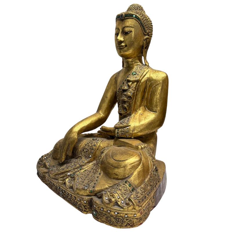 Schräge Vorderansicht der linken Seite des schweren Teakholz-Buddha, exklusive und spirituelle asiatische Kunst für ein hochwertiges Interieur.