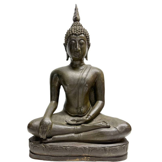 Vorderansicht der antiken thailändischen Bronzestatue des Sukhothai-Buddha in Bhumisparsha-Mudra auf einem Lotussockel mit tief olivgrüner Patina.