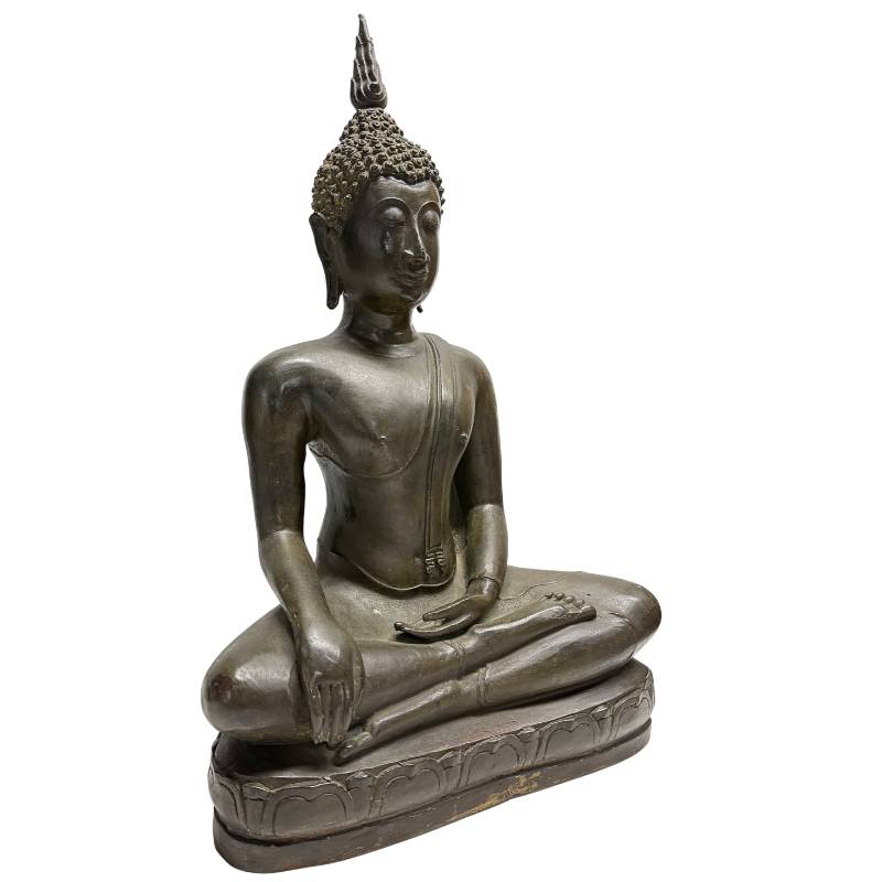 Schräge Frontansicht der rechten Seite, betont das schlanke Profil, die gespaltene Sanghati-Falte und die stabile Padmasana‑Sitzhaltung.
