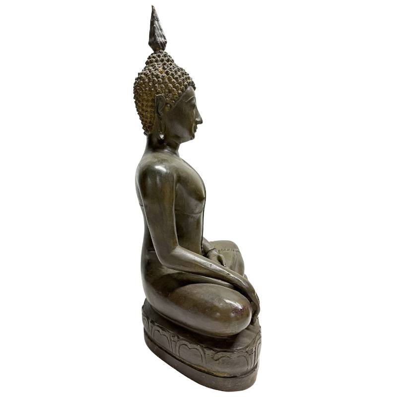 Die vollständige Ansicht von rechts des 12,6 kg schweren Bronze-Buddha verdeutlicht die Tiefe und Dicke des historischen Bronzegusses.