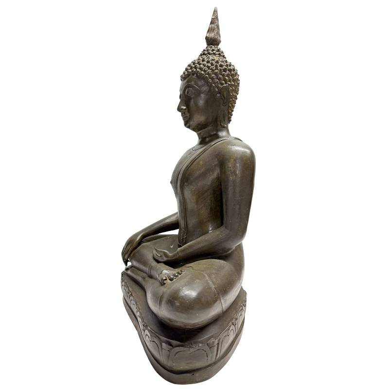 Schräge Frontalansicht der linken Seite, wobei der Fokus auf der Meditationshaltung und dem Glanz am Knie liegt, der auf eine langjährige Andachtspraxis zurückzuführen ist.
