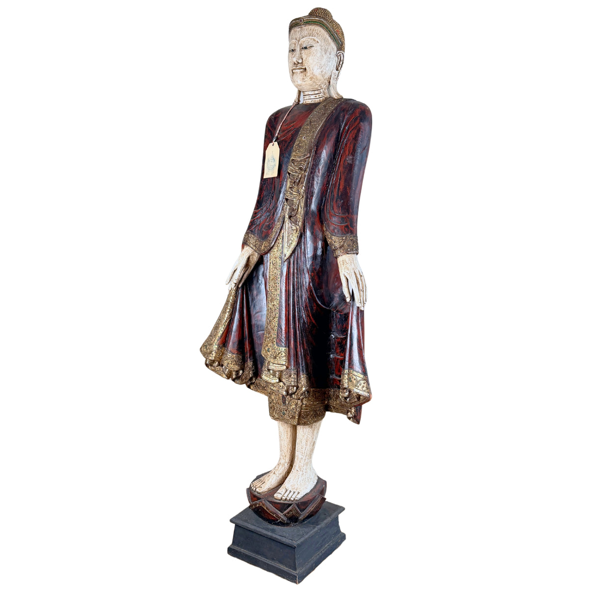 Antiker birmanischer Buddha im Mandalay-Stil mit reich dekoriertem Gewand