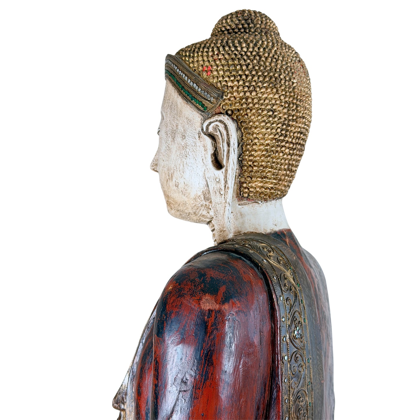 Detail eines antiken birmanischen Mandalay-Buddha mit rot-schwarzer Lackfassung