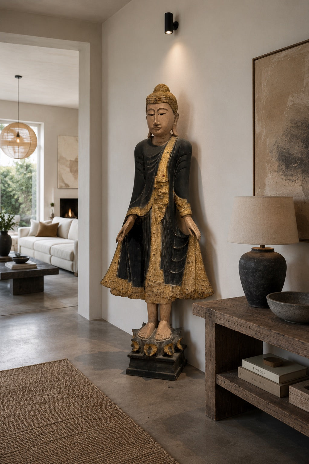 Antiker burmesischer Buddha, 190 cm hoch, seltene stehende Tempelstatue mit eingelegten Augen und reich verziertem Gewand.