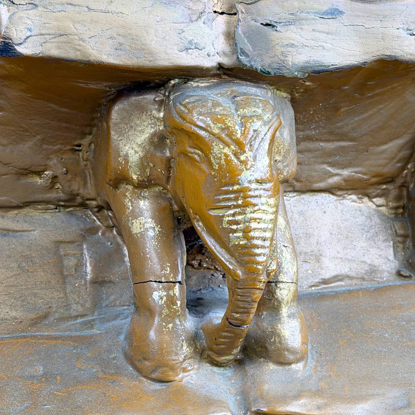 Antiker burmesischer Buddha mit eingelegten Augen, Goldverzierungen und hölzernem Thronsockel mit Elefanten