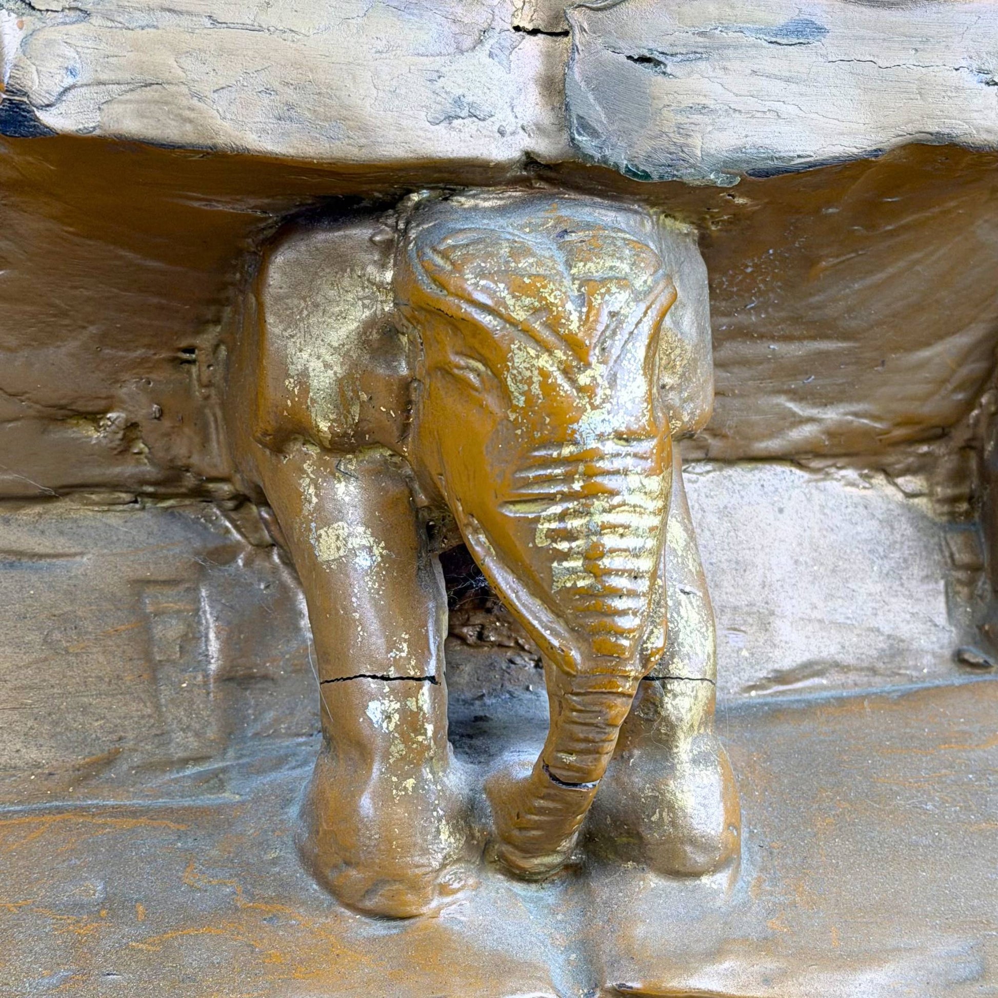 Antiker burmesischer Buddha mit eingelegten Augen, Goldverzierungen und hölzernem Thronsockel mit Elefanten