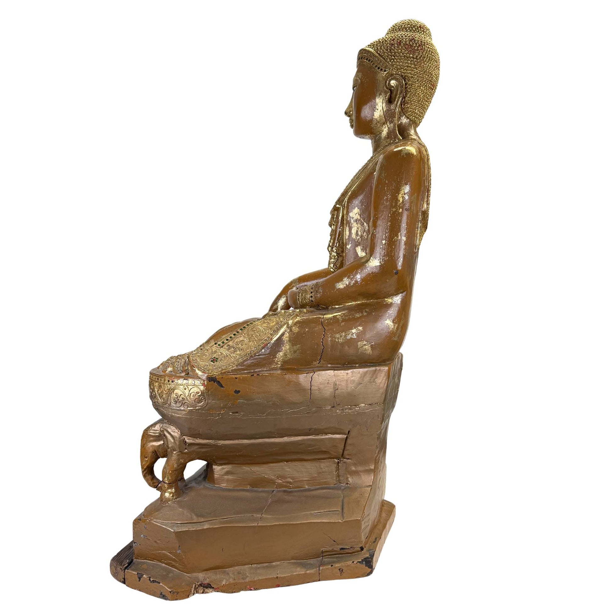 Seitenansicht eines antiken burmesischen Buddhas mit Goldlack, langem Ohrläppchen und gelassenem Gesichtsausdruck.