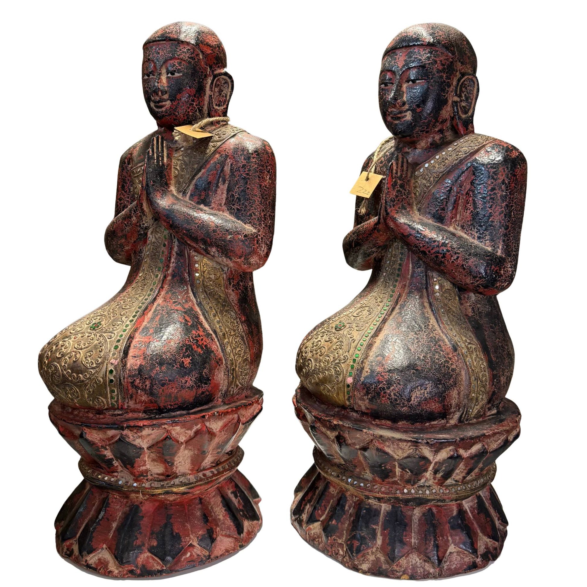 Set aus zwei antiken burmesischen Mönchsfiguren im raffinierten Mandalay-Stil.