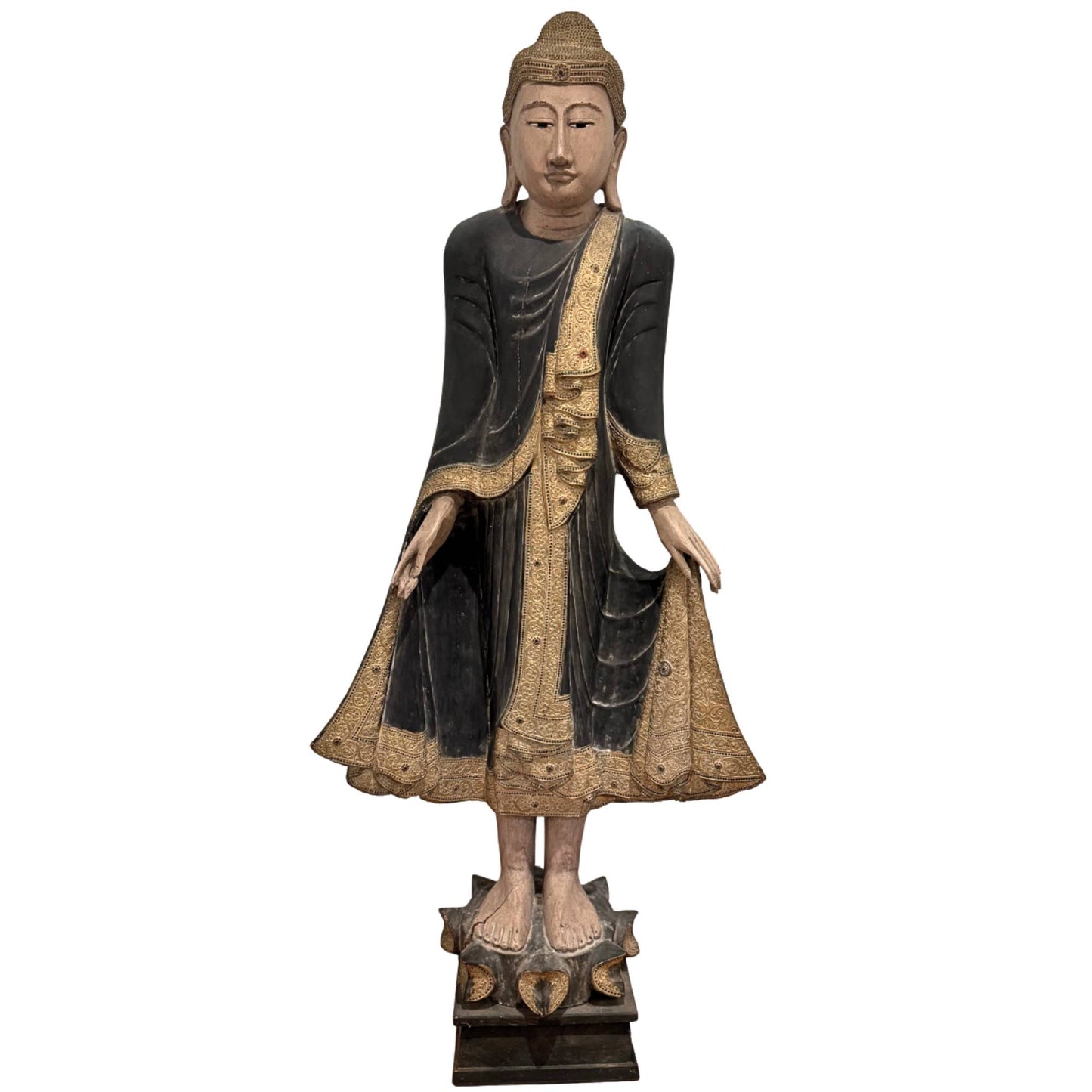 Antiker stehender Buddha aus Burma aus dem 19. Jahrhundert, große Tempelstatue aus Holz mit eingelegten Augen und reich verziertem Gewand.