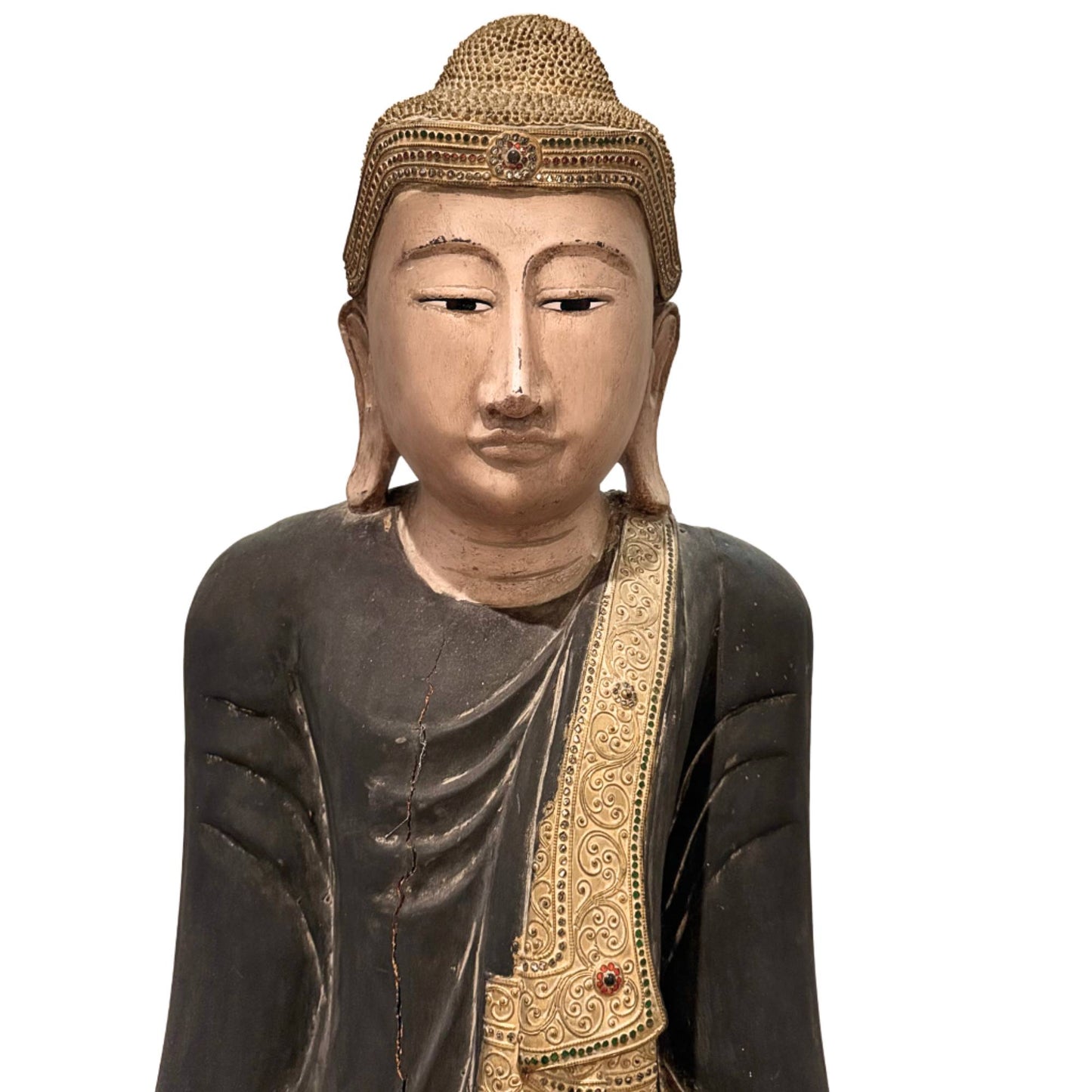 Antiker Buddha aus Burma, ein hölzernes Meisterwerk von monumentaler Höhe in Museumsqualität, mit eingelegten Augen und reich verziertem Gewand.