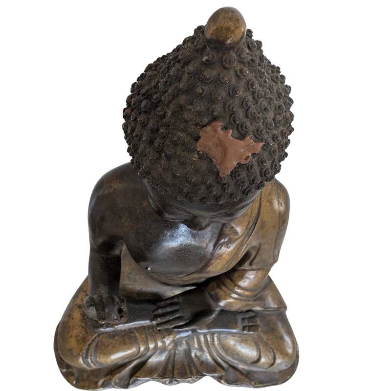 Detail der Oxidation und Patina an einer antiken chinesischen Buddha-Statue aus Bronze