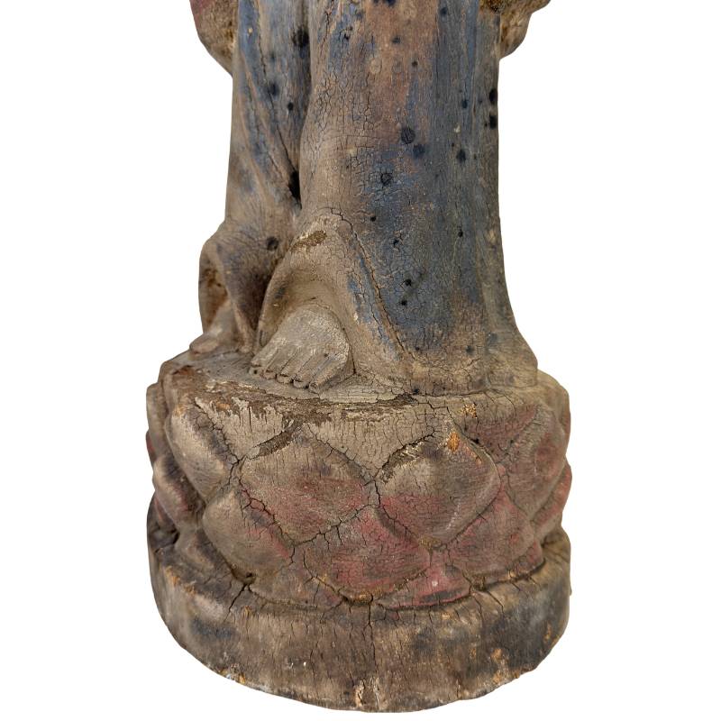 Antike Buddha-Figur aus Holz aus China in andächtiger Haltung