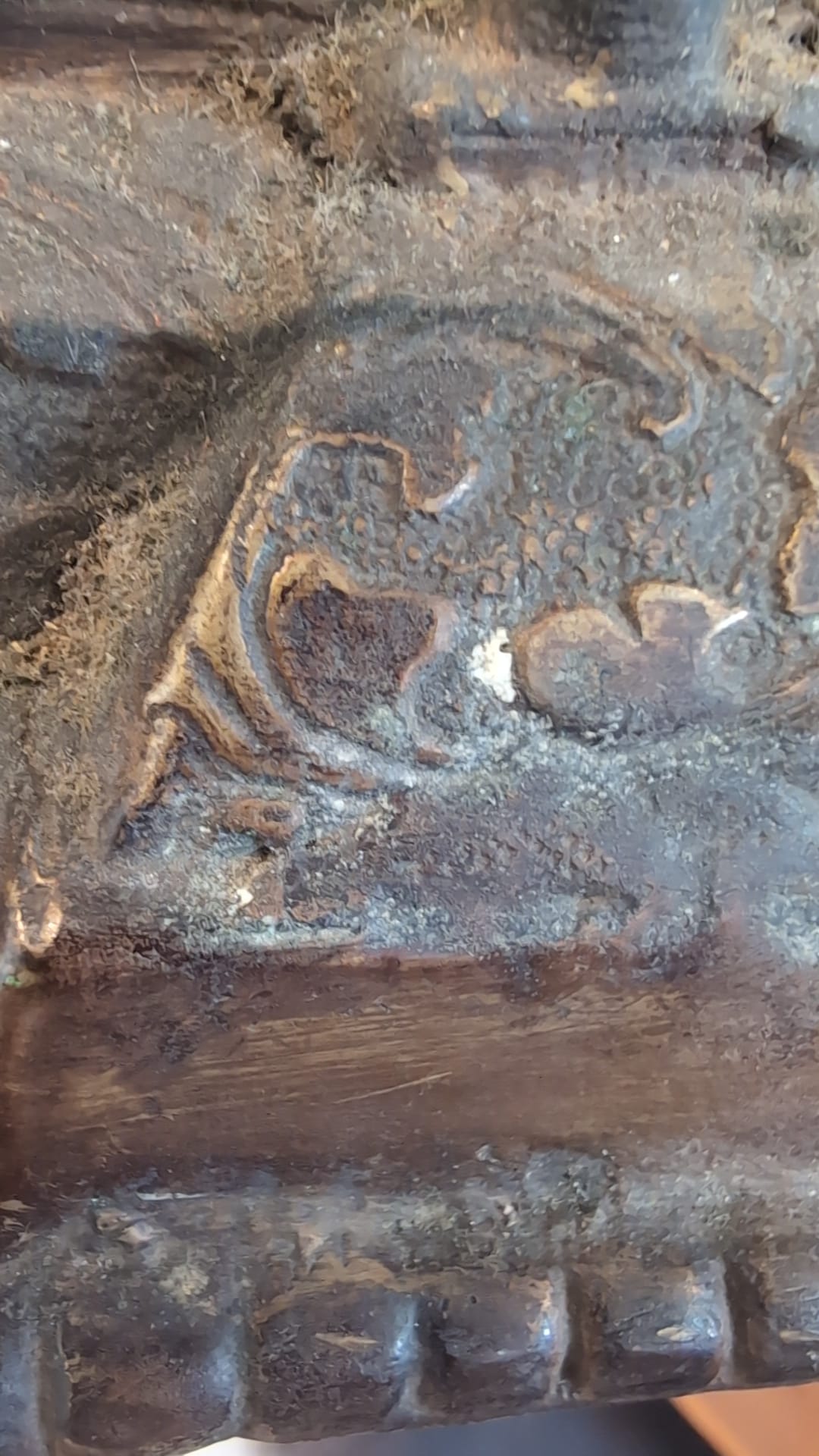 Antike Buddha-Statue aus Bronze aus dem Himalaya mit sichtbar gealterter Oberfläche