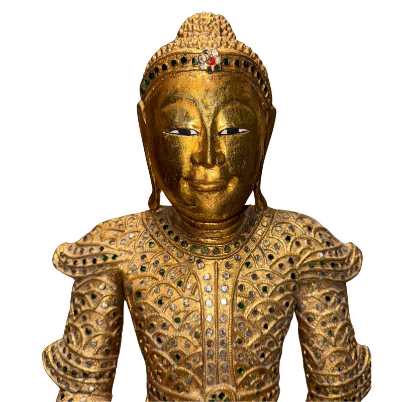 Antiker Buddha aus Myanmar mit Glasperlenvergoldung und traditionellem Mandalay-Erscheinungsbild