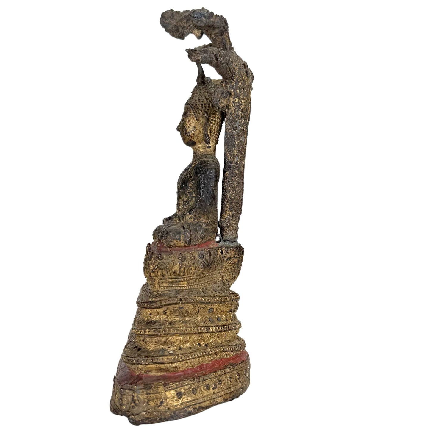 Antiker thailändischer Buddha mit Goldlackierung und authentischer Alterspatina