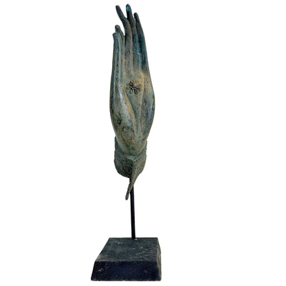 Vorderansicht der antiken thailändischen Buddha-Hand mit Blütenchakra in der Handfläche