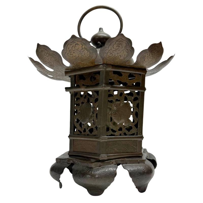 Antike buddhistische Hängelaterne, Tempelobjekt aus Bronze mit lotusförmigem Rand und authentischer Alterspatina
