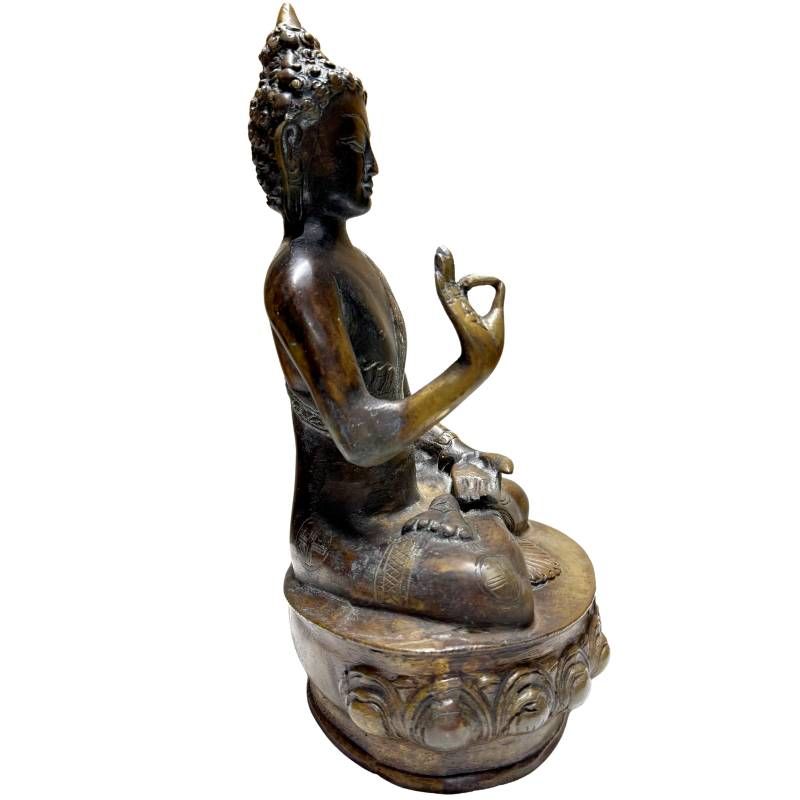 Antike Buddha-Statue aus Bronze aus der Himalaya-Tradition auf einem Lotussockel