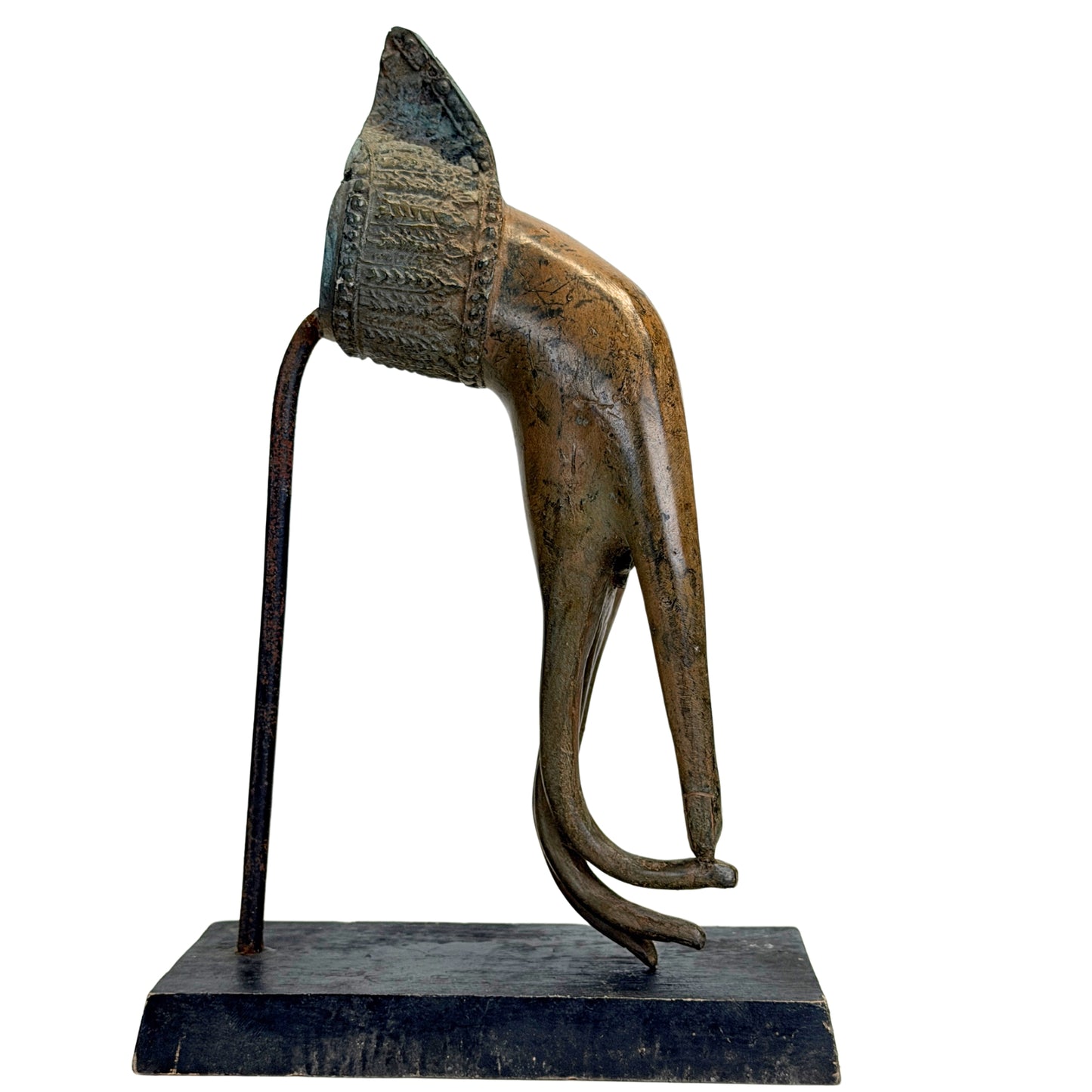 Antike bronzene Buddha‑Hand aus Thailand auf schwarzem Museumsständer