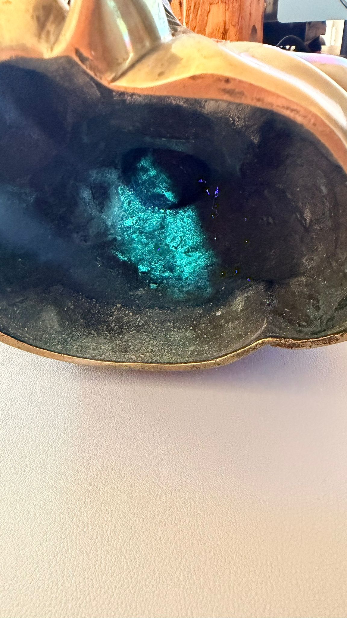 Kristalline grün-blaue Fluoreszenz von Kupfercarbonatmineralien unter 365 nm ultraviolettem Licht