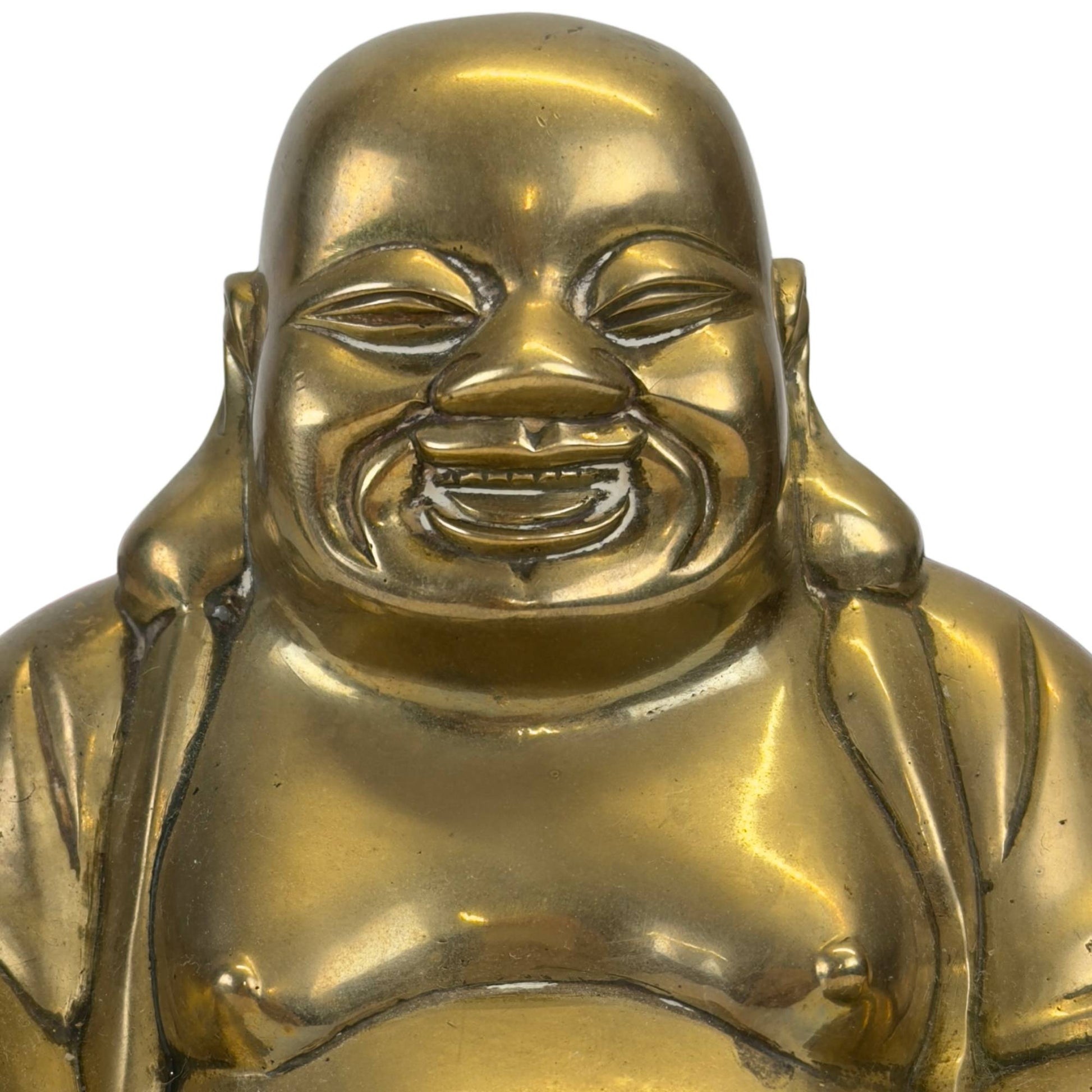 Detail der feinen Gesichtszüge eines antiken Budai aus Bronze