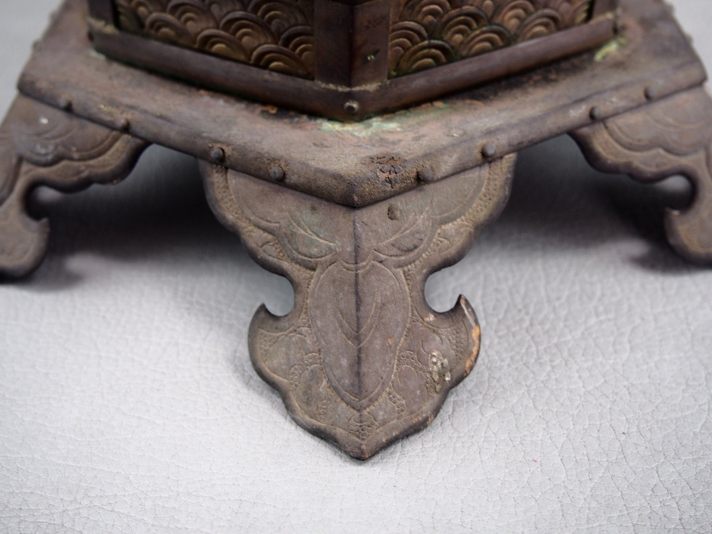 Seltene bronzene Tempellaterne aus Tsuru-doro mit Lotusblumenmotiven und Gravuren