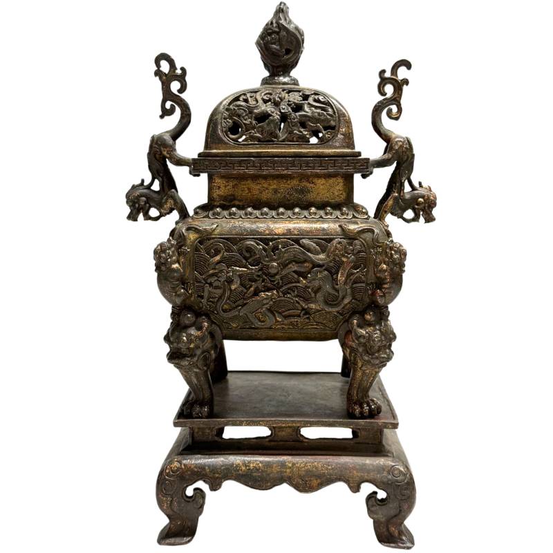 Vorderansicht des vollständigen dreiteiligen antiken chinesischen Fangding-Räuchergefäßes aus Bronze aus der Qing-Dynastie mit durchbrochenem Deckel auf dem originalen Bronzesockel.