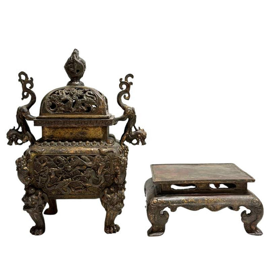 Vorderansicht des chinesischen Räuchergefäßes aus Bronze, das neben dem separaten, dazu passenden Präsentationssockel aus massiver Bronze steht.