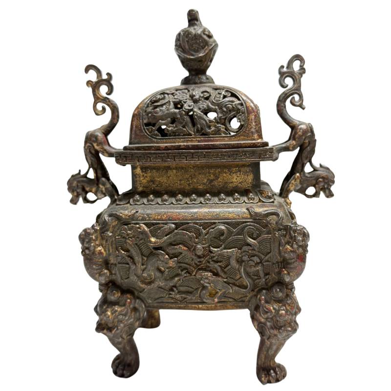 Nahaufnahme der Vorderseite des Fangding-Räuchergefäßes mit den detaillierten Reliefdrachen, Löwenpranken und Griffen in Form mythologischer Kreaturen.