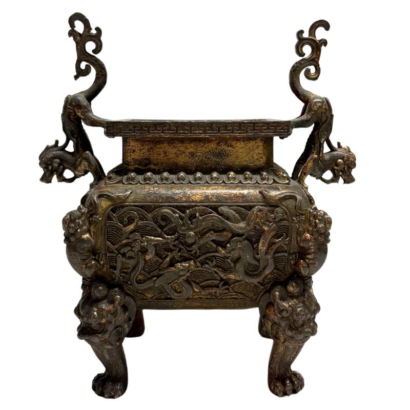 Rückseite des rechteckigen Bronze-Weihrauchgefäßes ohne Deckel, die die symmetrische Anordnung der Drachenornamente veranschaulicht.