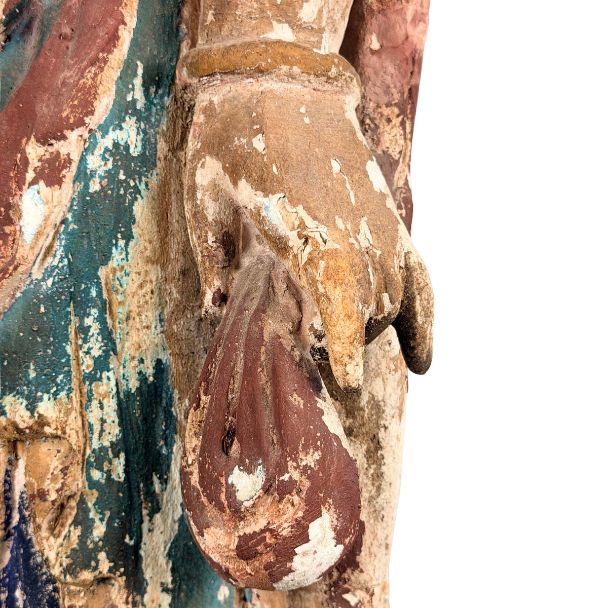 Detail von Brust, Kette und mehrschichtiger alter Polychromie