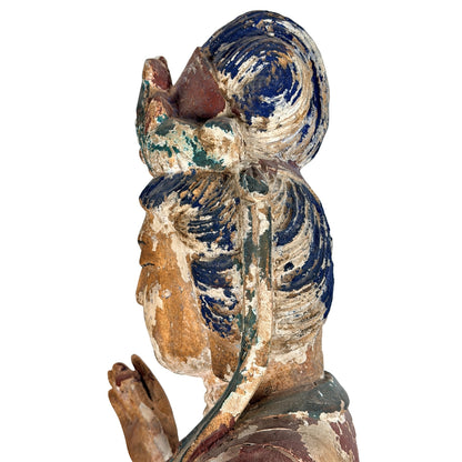 Profil von Kopfschmuck und Haarpartie der antiken Guanyin