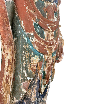 Detail des polychromen Gewands und der Schärpe