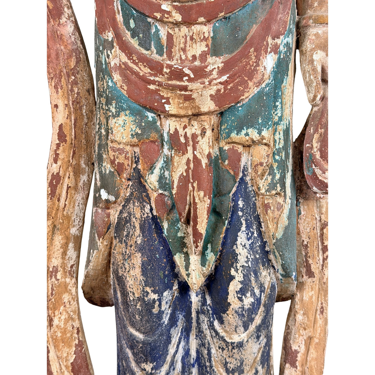Detail der historischen Polychromie am Gewand